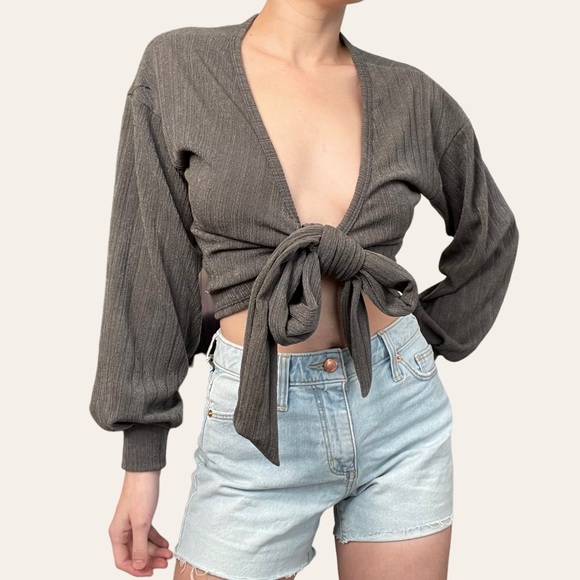 Vintage Havana Tie Front Bell Sleeve Crop Top 💕 - Picture 3 of 4